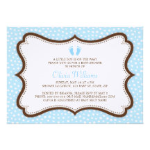 Invitation bleu et brun de petits pieds de baby sh