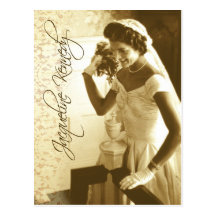 Jacqueline Kennedy jetant son bouquet de mariage Carte Postale