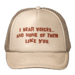 Je n'en entends des voix et aucune de elles comme  casquettes