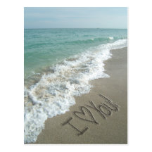 Je t'aime, écriture de sable sur la carte postale 