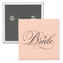 Jeune mariée avec le coeur badge