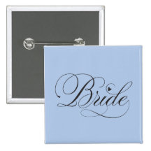 Jeune mariée avec le coeur badge avec épingle