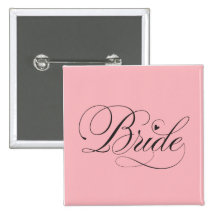 Jeune mariée avec le coeur badge avec épingle