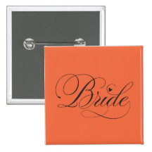 Jeune mariée avec le coeur badges
