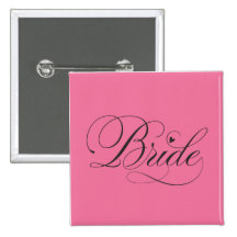 Jeune mariée avec le coeur badges
