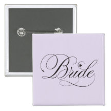 Jeune mariée avec le coeur badges avec agrafe