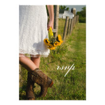 Jeune mariée, bottes et tournesols épousant la car invitations personnalisées