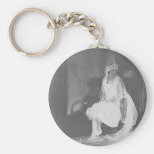 jeune mariée des années 1920 attendant à l'église porte-clé