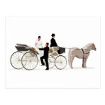 Jeunes mariés et un chariot de mariage cartes postales