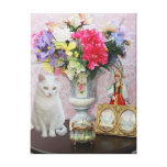 Joli chat avec des fleurs toile tendue sur châssis