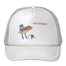 JUSTE JEUNE MARIÉE MARIÉE CHASSANT LA PAC DE MARIÉ CASQUETTES DE CAMIONNEUR
