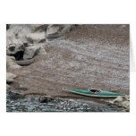 Kayak vert sur le rivage carte de vœux