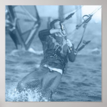 Kiteboarders avec l'affiche de planches à voile