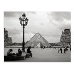 La carte postale en verre de pyramide de Louvre