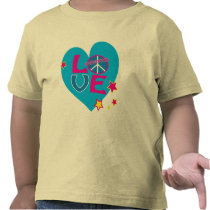 La chemise de paix d'amour des femmes adorables de t-shirts