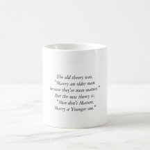 La femme marient une tasse de plus jeune homme