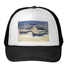 LA GRANDE PYRAMIDE MOUCHE-PAR CASQUETTES DE CAMIONNEUR