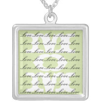 La maman est amour et amour pour la maman dans ver colliers