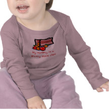 La maman est une chemise de bébé de commis d'épice t-shirt