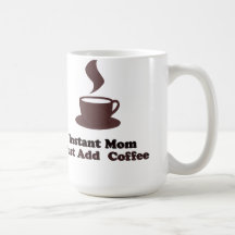 La maman instantanée ajoutent juste le café tasse à café