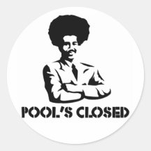La piscine est autocollant fermé
