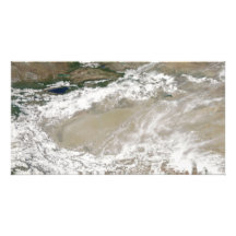 La poussière et les nuages ont plané au-dessus du  impression photo