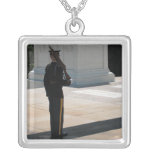 La tombe du collier d'inconnus