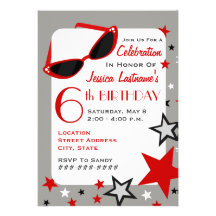 L'anniversaire rouge de la fille de lunettes de so cartons d'invitation personnalisés