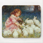 Lapins de alimentation de fille tapis de souris