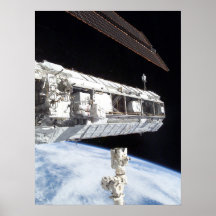 L'astronaute travaille à la Station Spatiale Inter Posters