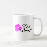 Le baiser de lèvres de rose de jeune mariée tasse