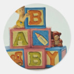 Le bébé bloque le jouet pour des enfants adhésif