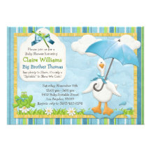 Le bébé de parapluie arrosent le garçon d'invitati