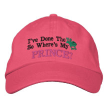 Le chapeau brodé de la femme célibataire drôle