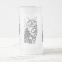 Le chat a esquissé la tasse