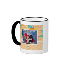 Le chat de sous-sol obtient le charbon tasse