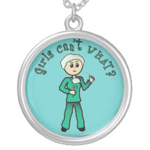 Le chirurgien féminin léger en vert frotte pendentifs
