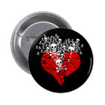 Le coeur brisé avec des crânes badge