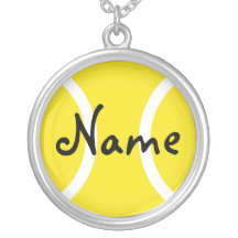 Le collier argenté avec de la balle de tennis pers