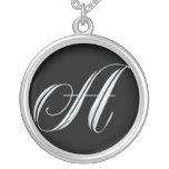 Le collier argenté de monogramme - marquez avec de