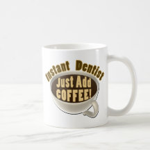 Le dentiste instantané ajoutent juste le café tasse