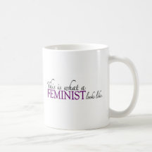 Le féministe regarde le goût mugs à café