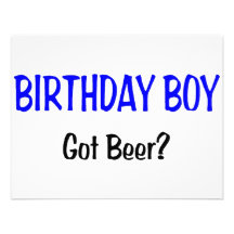 Le garçon d'anniversaire a obtenu le bleu de bière invitation