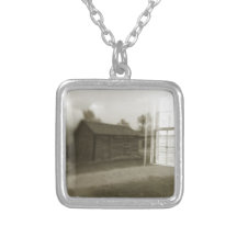 Le hangar fantomatique pendentif