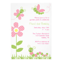 Le jardin mignon branche des invitations sur table