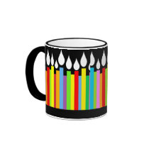 Le joyeux anniversaire mire la tasse