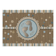 Le pied imprime l'invitation de baby shower de gar
