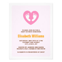 Le pied rose de coeur imprime l'invitation de baby