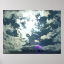 le soleil par des nuages sur l'affiche du nuage ne