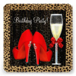 Le talon haut rouge de cocktails chausse l'anniver invitations